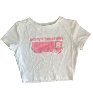 NWOT 🌷 harry’s housewife baby tee